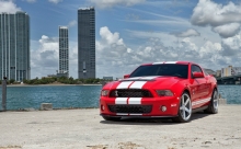 Красный Ford Mustang в бухте города небоскребов